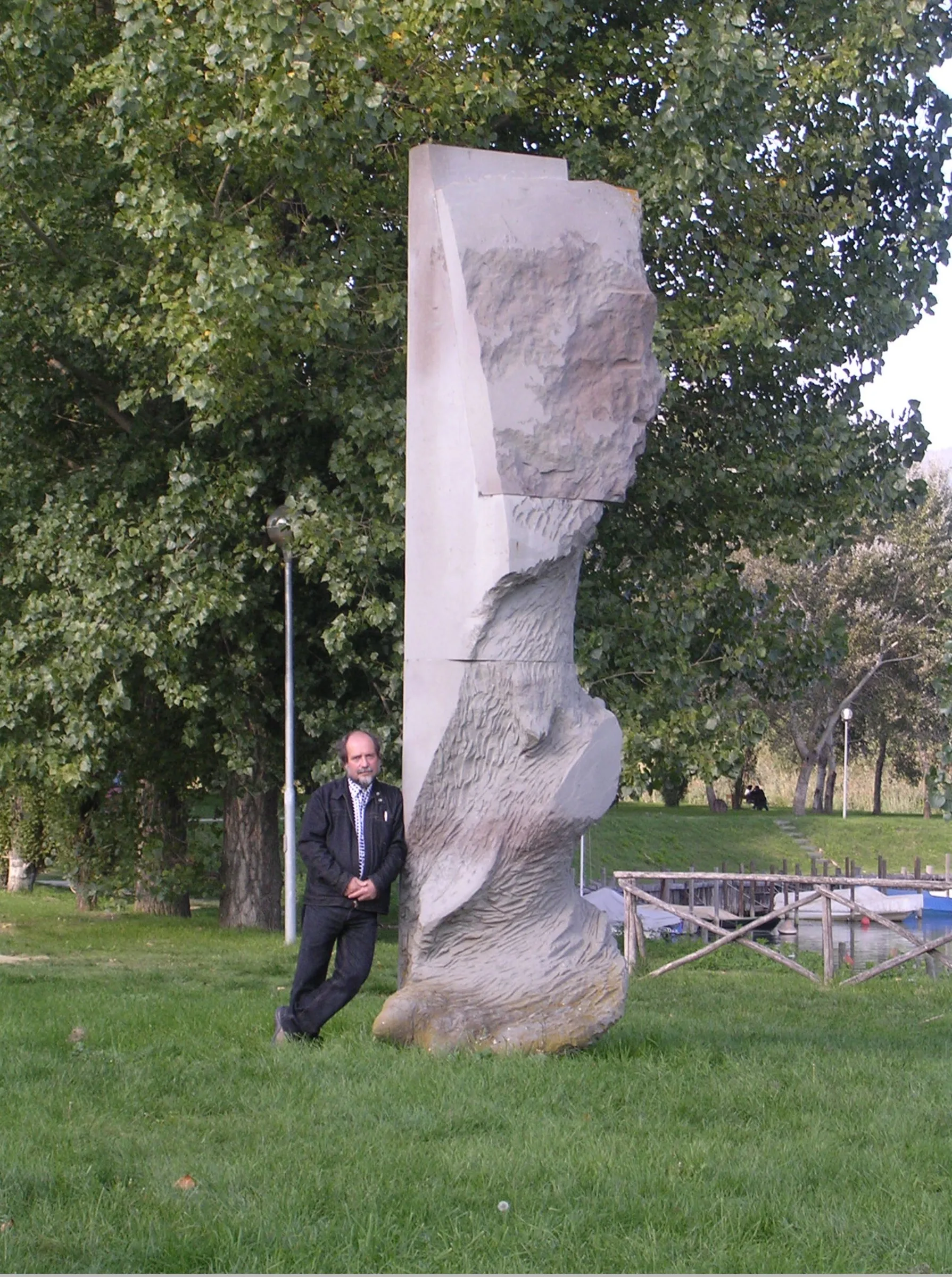 L'artista accanto alla colonna