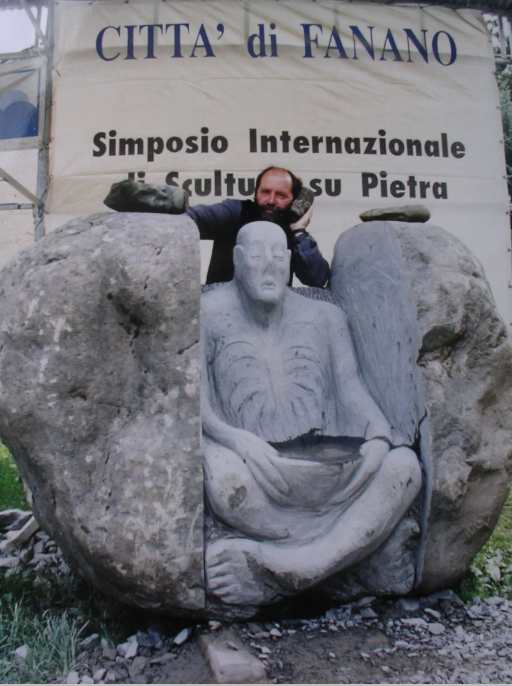 L'artista con l'opera al simposio di Fanano