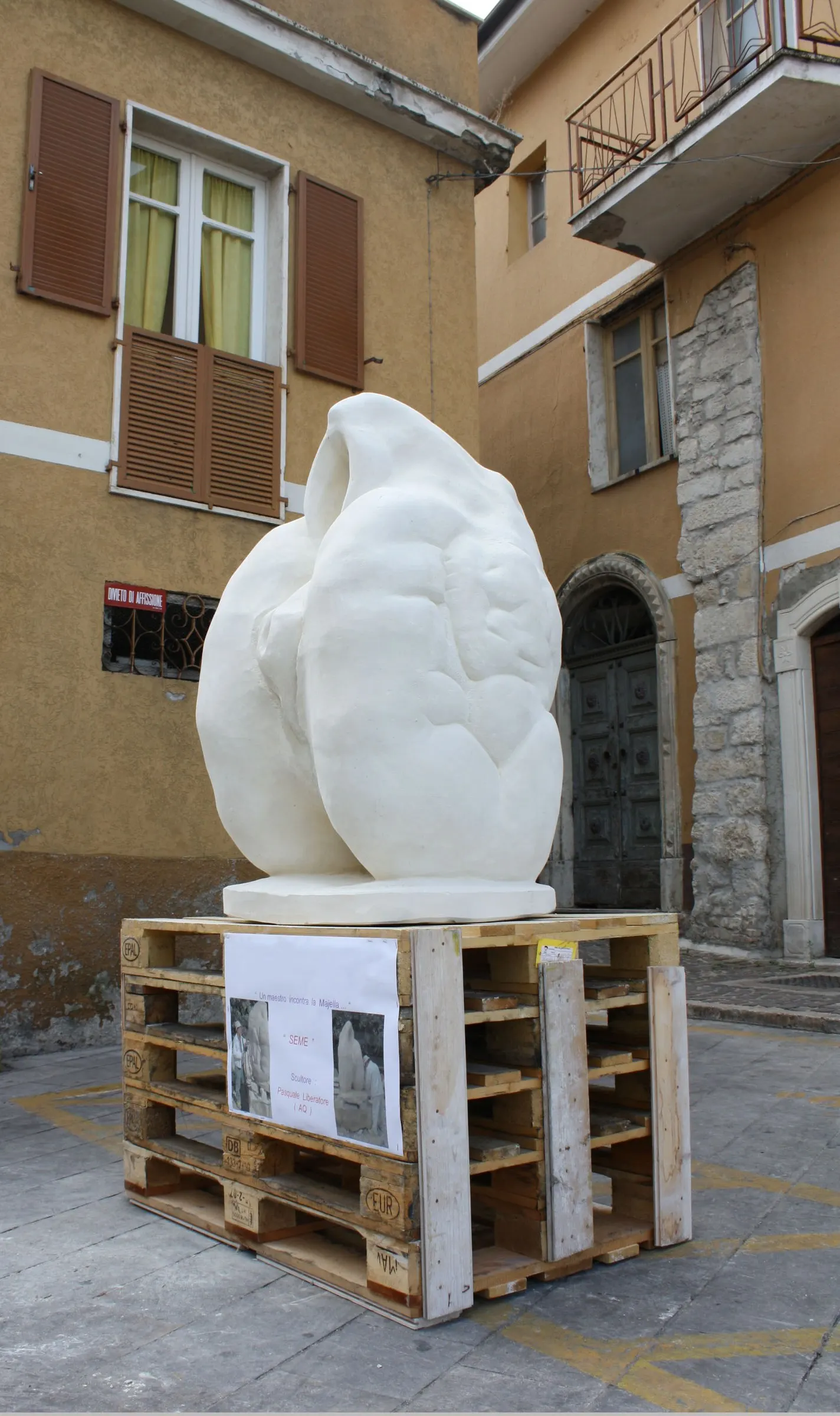 Il seme esposto in piazza a Lettomanoppello